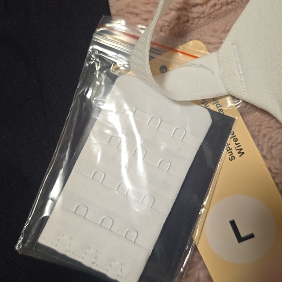 2 Elegant Black and White Seamless Bras - Picture 3 of 3